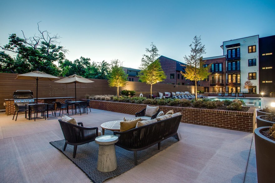 More Photos Of 195 W Davis St, Dallas Apartments For Lease