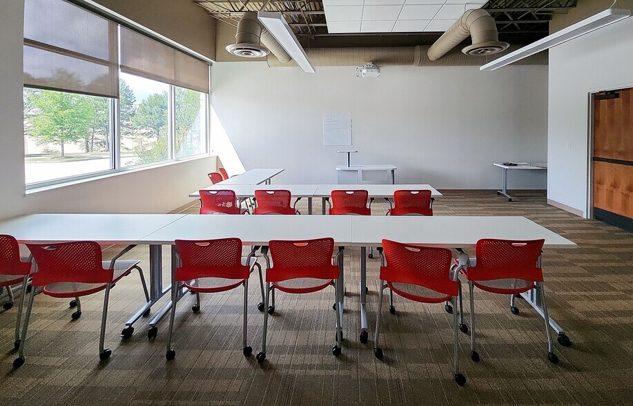 More Photos Of 5547 Veterans Pky, Columbus Coworking Space