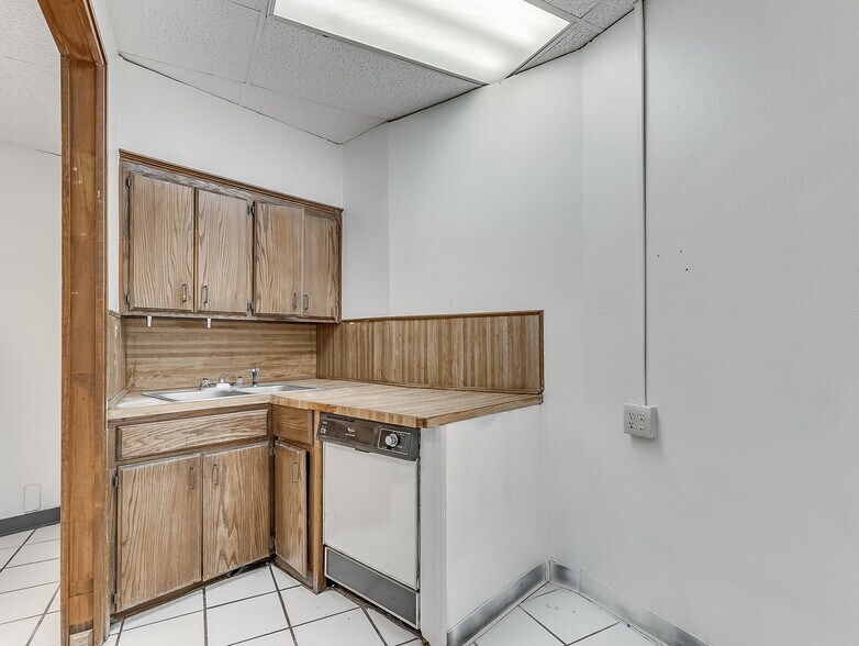 More Photos Of 901 N Virginia Ave, Oklahoma City Manufacturing For Sale