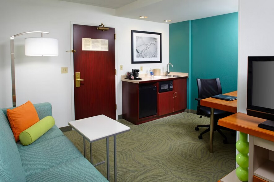 More Photos Of 16 Trinity Point Dr, Washington Hotel For Sale