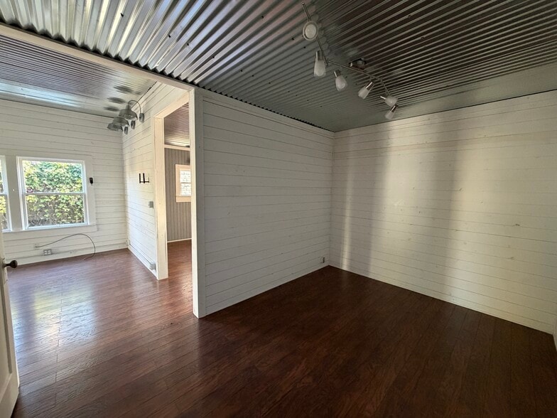 More Photos Of 1272 Oregon St, Redding Office For Sale