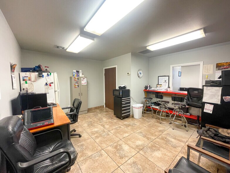 More Photos Of 912 SW 15th St, Wagoner Warehouse For Sale