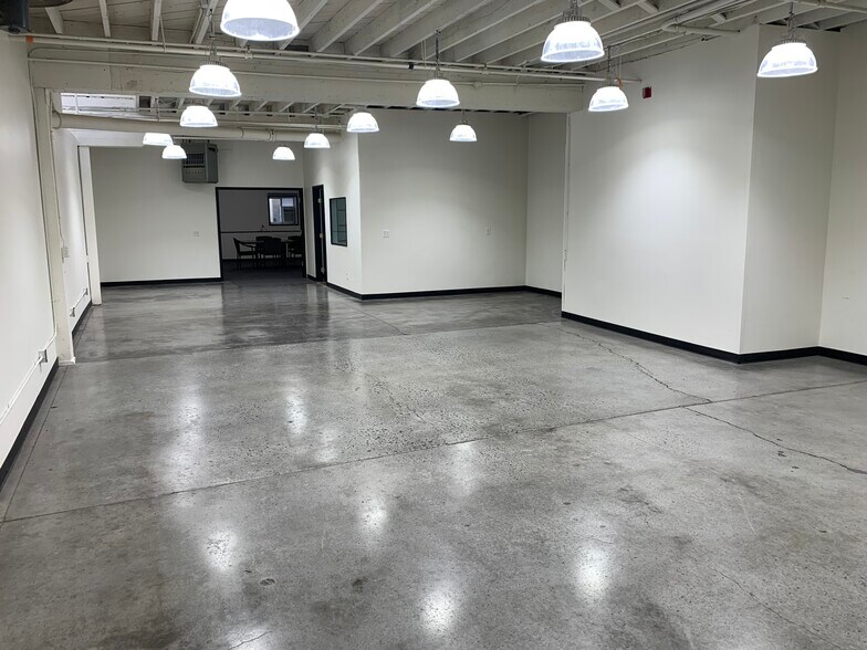 More Photos Of 2553-2555 State St, San Diego Light Distribution For Lease