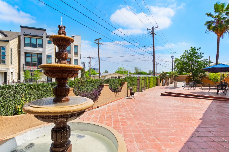 More Photos Of 2121 N Saint Marys St, San Antonio Restaurant For Lease