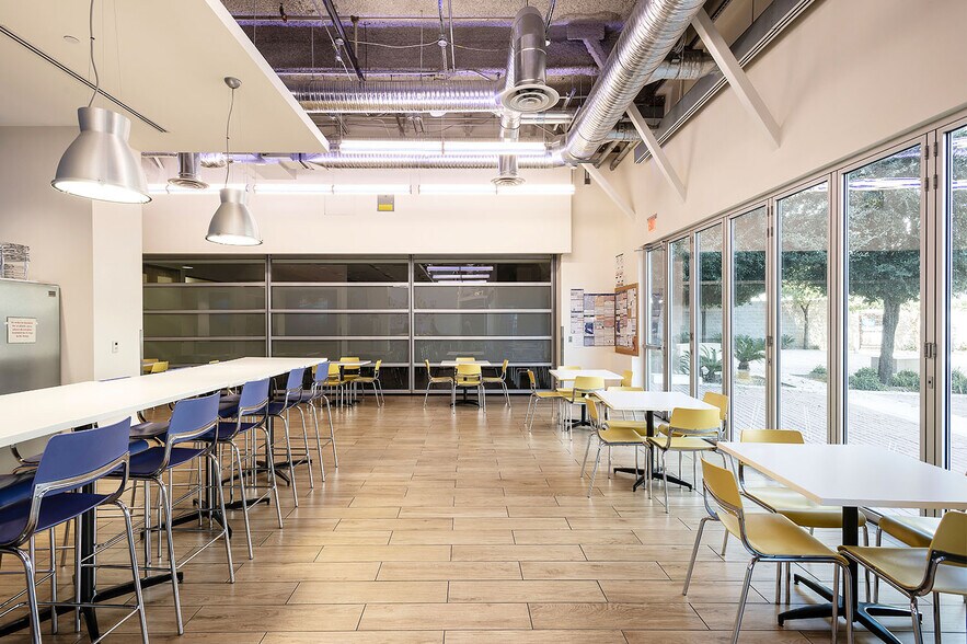More Photos Of 210 E Earll Dr, Phoenix Office For Sale