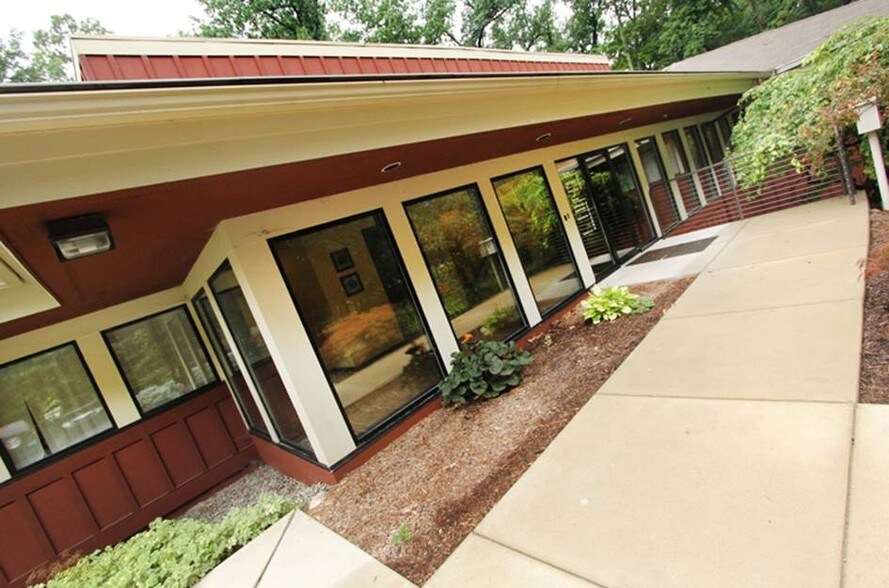 More Photos Of 500 Cascade West Pky SE, Grand Rapids Office For Lease