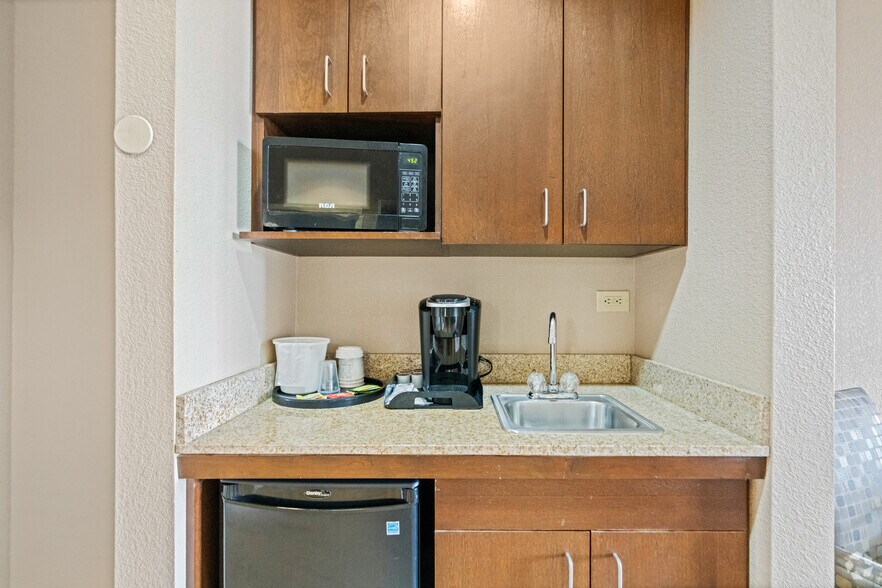 More Photos Of 2205 Barker Oaks Dr, Houston Hotel For Sale