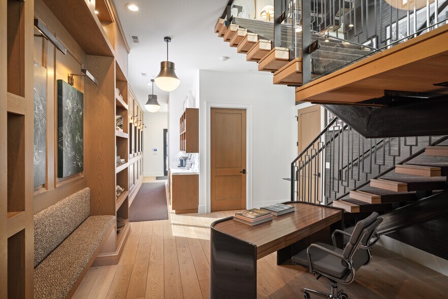 More Photos Of 4554 Forestdale Dr, Park City Showroom For Lease