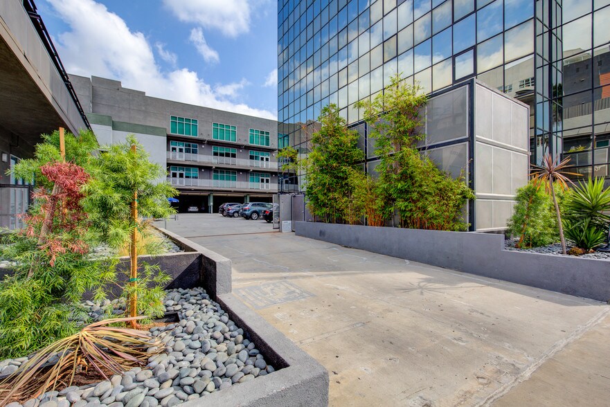 More Photos Of 5815-5825 W Sunset Blvd, Hollywood Office For Lease