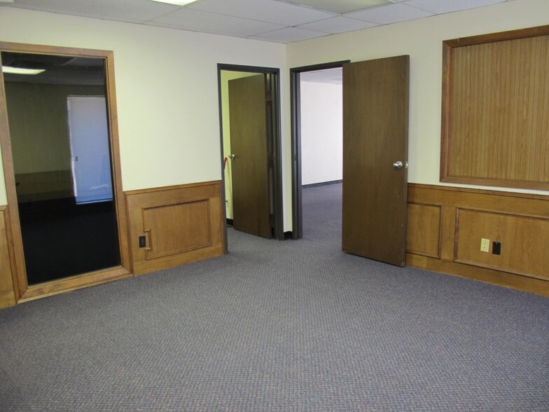 More Photos Of 1615 Dorchester Dr, Plano Office For Lease