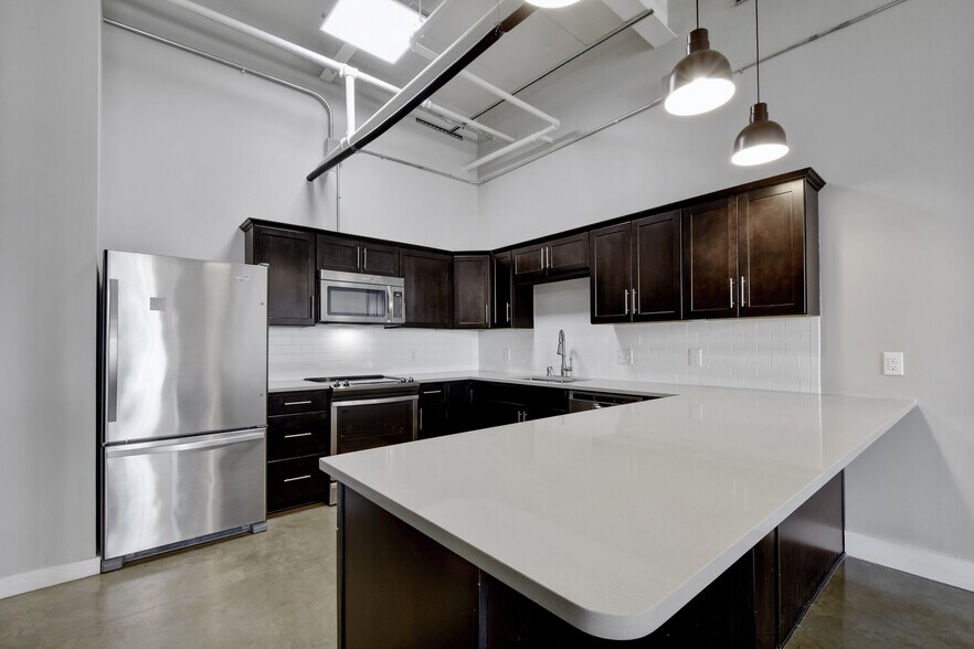 More Photos Of 3363 E Commerce St, San Antonio Warehouse For Sale