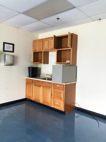 More Photos Of 900 Corporate Blvd, Newburgh Light Distribution For Lease