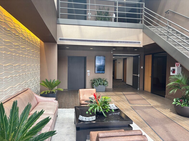 More Photos Of 220 W Campus Dr, Arlington Heights Research And Development For Lease