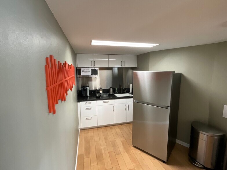 More Photos Of 825 San Antonio Rd, Palo Alto Office For Sale