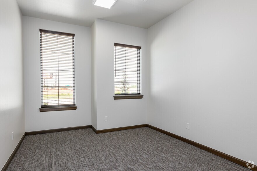 More Photos Of 2900 Washington Dr, Norman Unknown For Lease