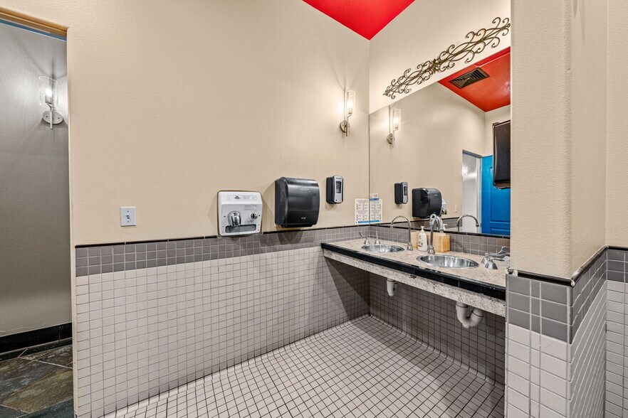 More Photos Of 701 E 2nd Ave, Durango Showroom For Lease