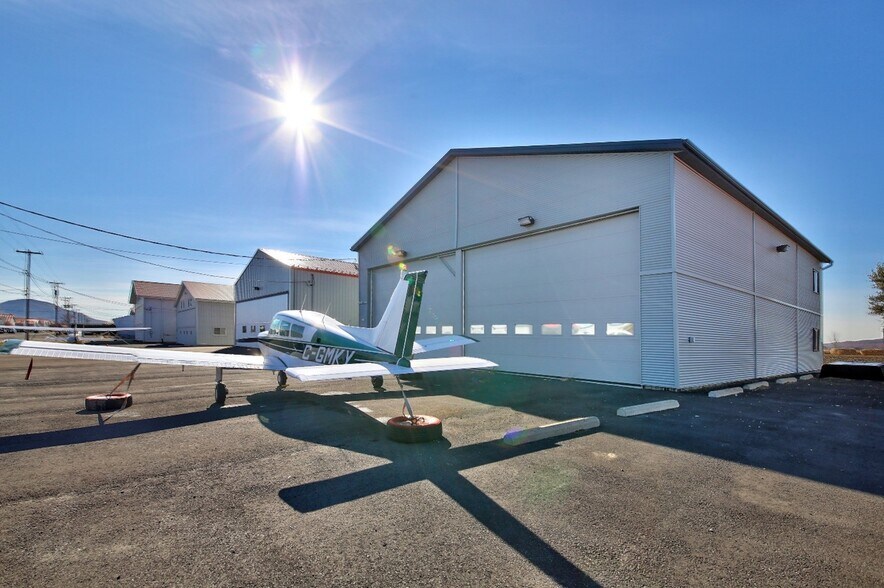 Primary Photo Of 2510 St De L'aéroport, St-Mathieu-de-Beloeil Airplane Hangar For Sale