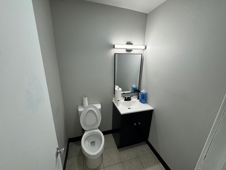 More Photos Of 6547 E Skelly Dr, Tulsa Unknown For Lease