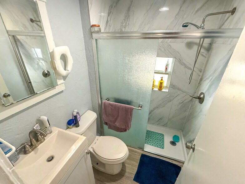 More Photos Of 1000 W Lakewood Rd, West Palm Beach Apartments For Sale