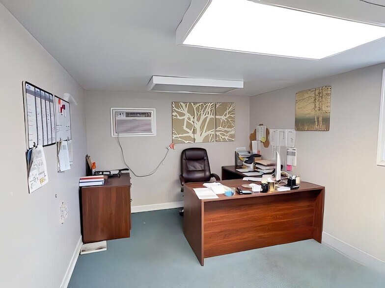 More Photos Of 1 Old Mill Ln, Newport Flex For Sale