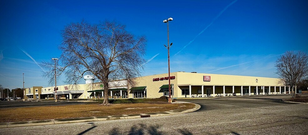 More Photos Of 707 Farringdom St, Lumberton General Retail For Lease