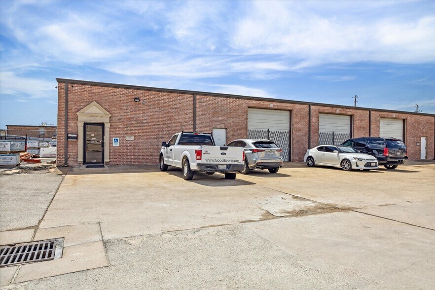 More Photos Of 5711 Clarewood Dr, Houston Warehouse For Lease