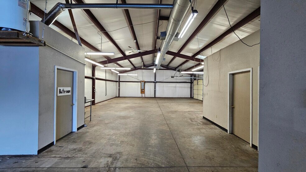 More Photos Of 1122 E Main St, Cushing Freestanding For Lease