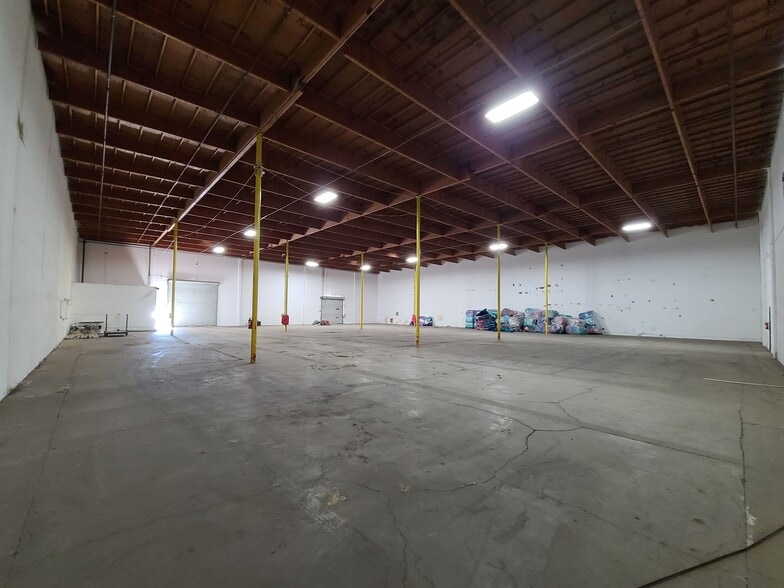More Photos Of 3250 Palm Pky, Las Vegas Warehouse For Sale