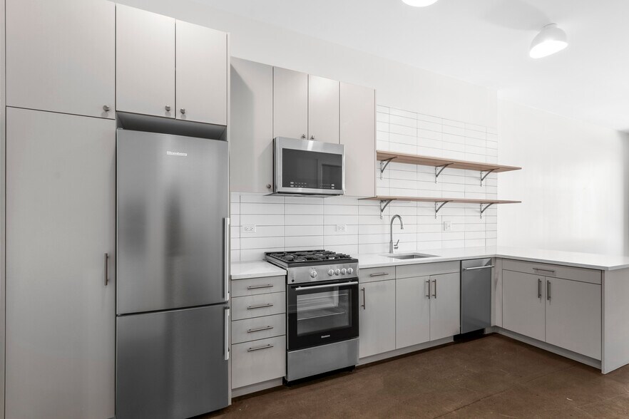 More Photos Of 1135 W Winona St, Chicago Apartments For Lease