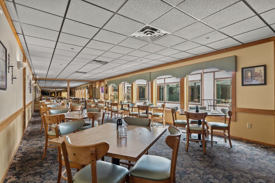 More Photos Of 1101 W North Ave, Little Chute Restaurant For Lease