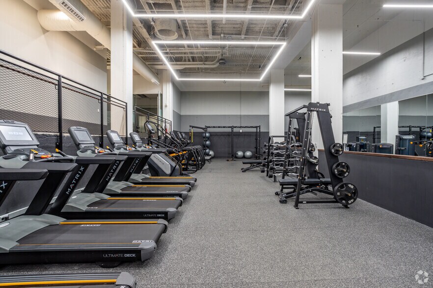 More Photos Of 401 McCullough Dr, Charlotte Office For Sale