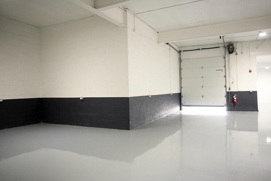 More Photos Of 170 Sedore Ave, Fairview Warehouse For Lease