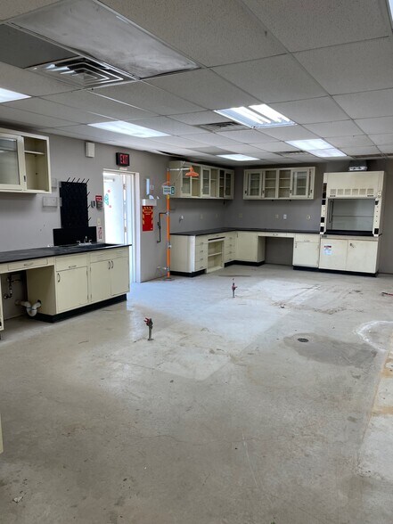 More Photos Of 586 County Road 429, Pleasanton Industrial For Sale