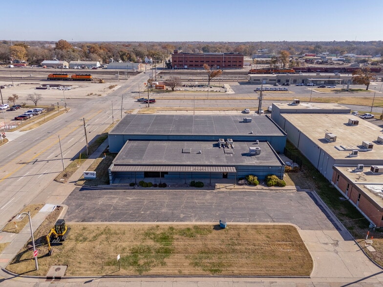 More Photos Of 400 SE Jefferson St, Topeka Flex For Sale
