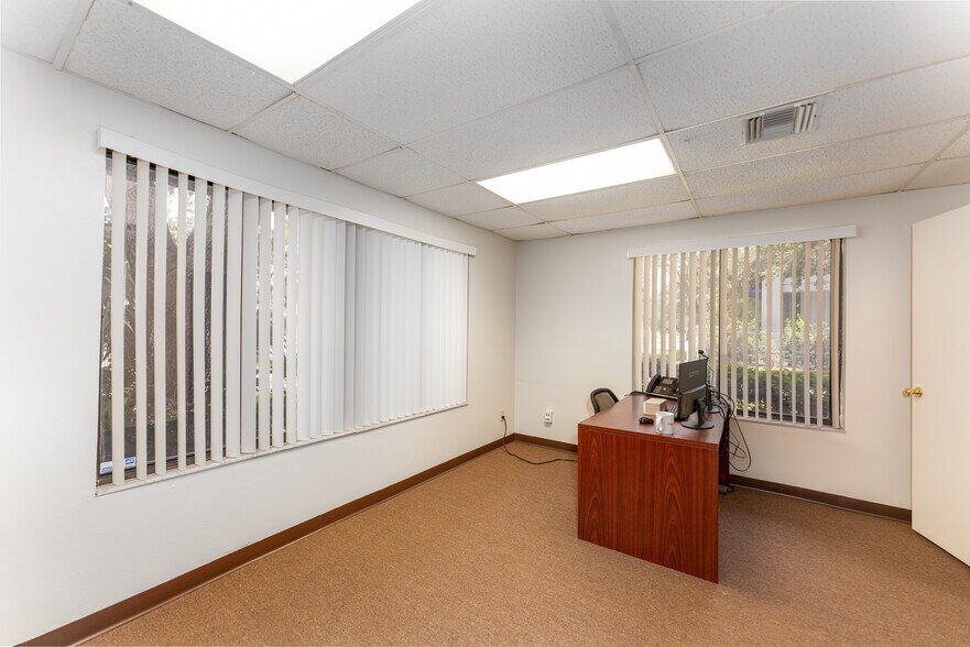 More Photos Of 31 Sarasota Center Blvd, Sarasota Office For Sale