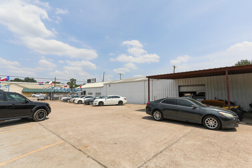 More Photos Of 815 E Davis St, Conroe Auto Dealership For Sale