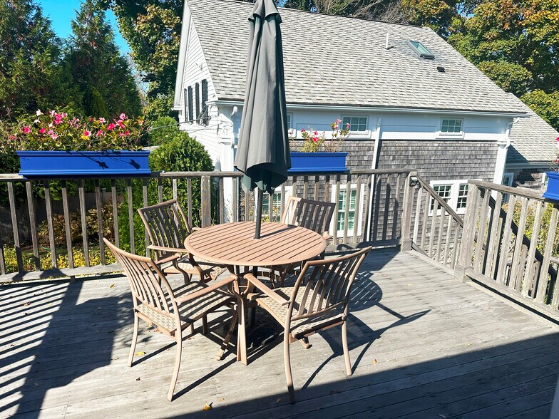 More Photos Of 25 Simpsons Ln, Edgartown Hotel For Sale