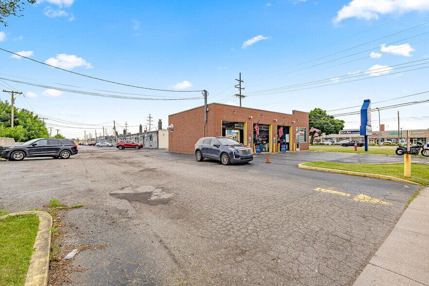 More Photos Of 8332 E 12 Mile Rd, Warren Service Station For Sale