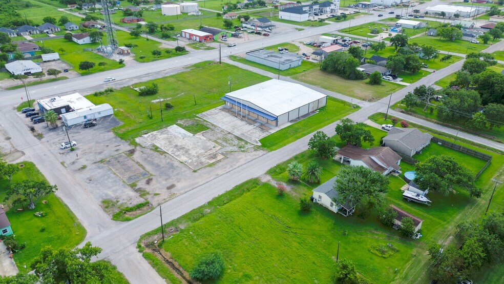 More Photos Of 116 S Avenue D, Freeport Service For Lease