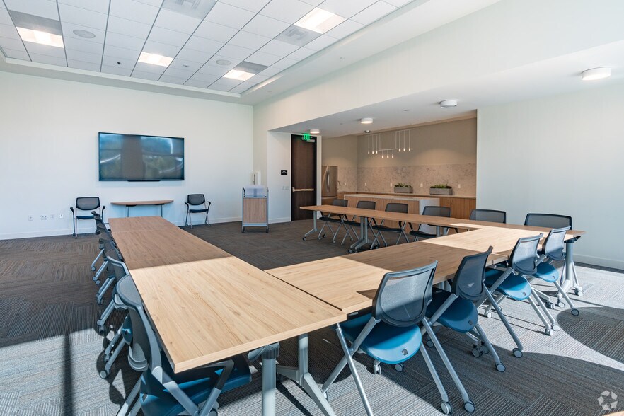 More Photos Of 100 Bayview Cir, Newport Beach Office For Lease