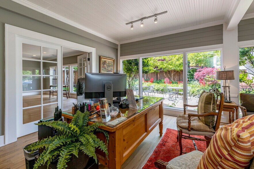 More Photos Of 240 E California St, Jacksonville Hotel For Sale