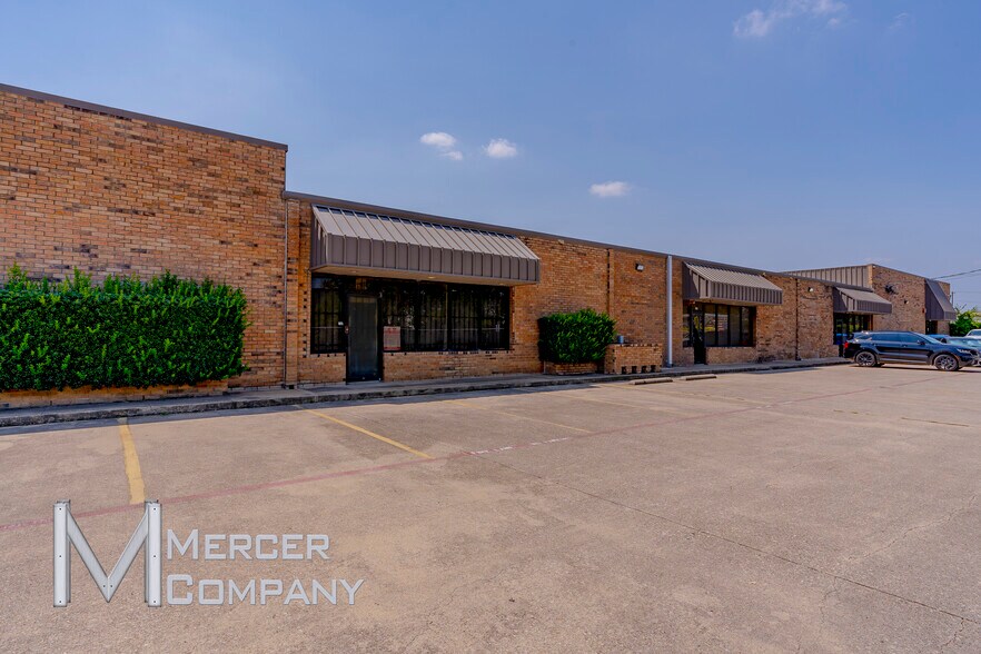 More Photos Of 11151 Shady Trl, Dallas Flex For Lease