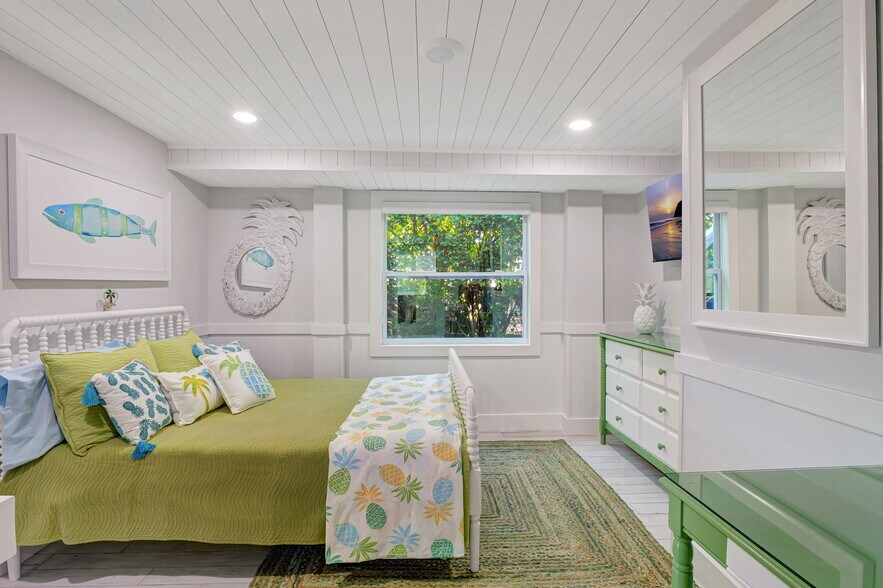 More Photos Of 193 Cocohatchee St, Naples Specialty For Sale