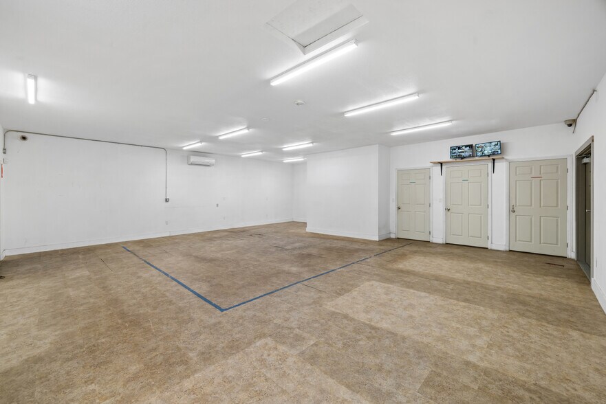 More Photos Of 840 N Cloverdale Blvd, Cloverdale Convenience Store For Sale