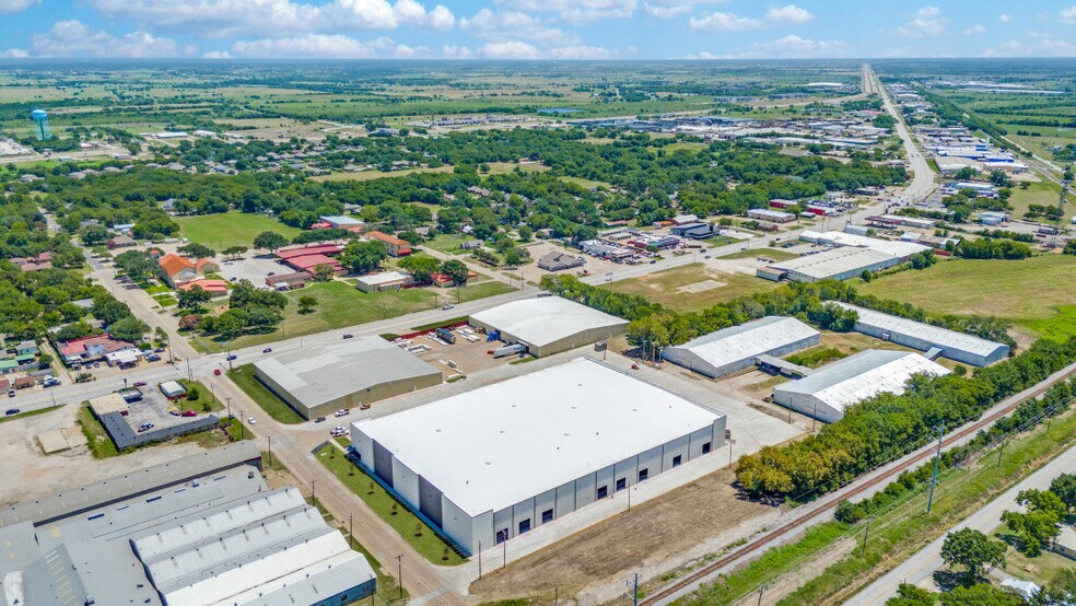 More Photos Of 111 E Lampasas St, Ennis Warehouse For Lease