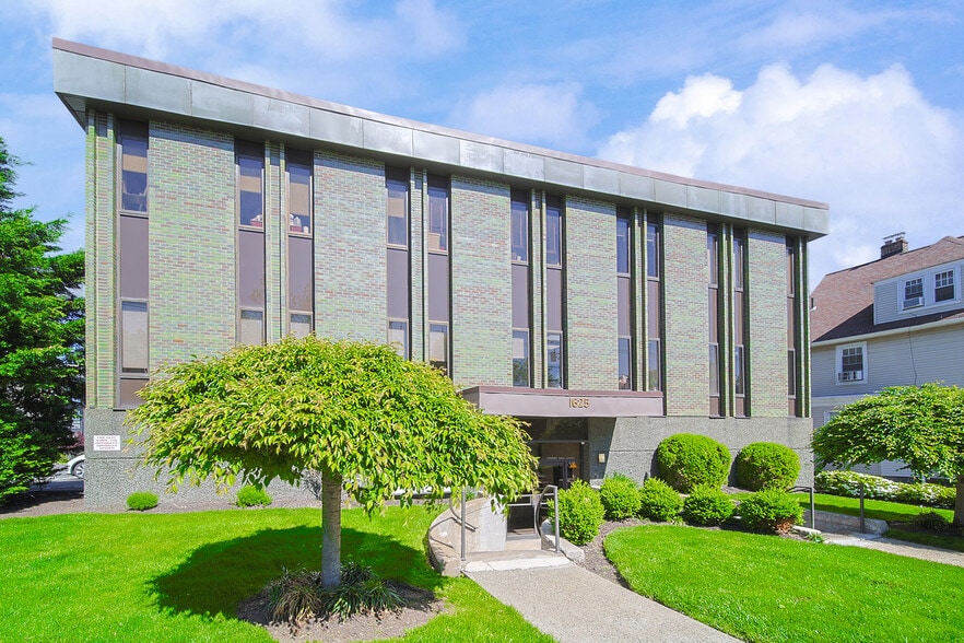 Primary Photo Of 1625 Anderson Ave, Fort Lee Medical For Lease