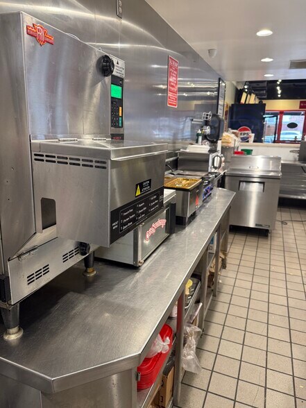 More Photos Of 928 Main St, Columbia Restaurant For Lease