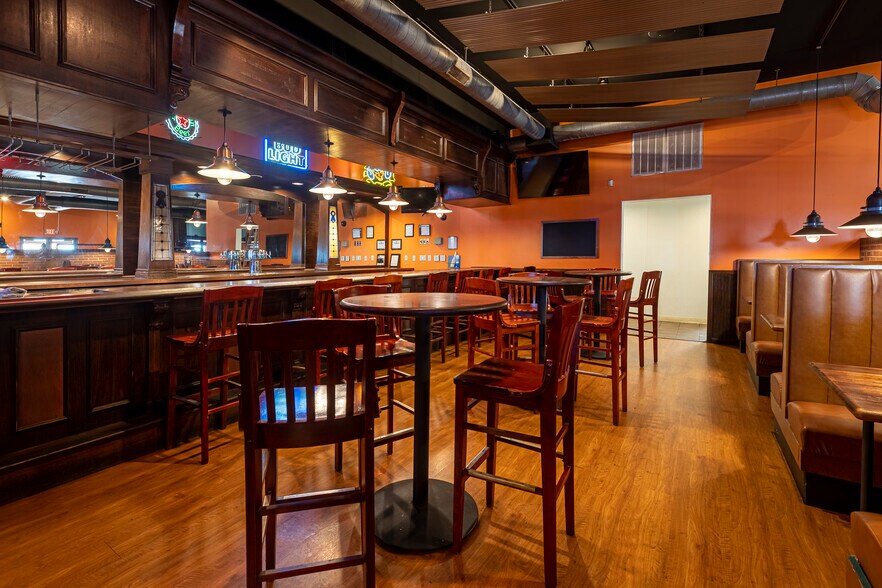 More Photos Of 2700 17th St, Marion General Retail For Sale