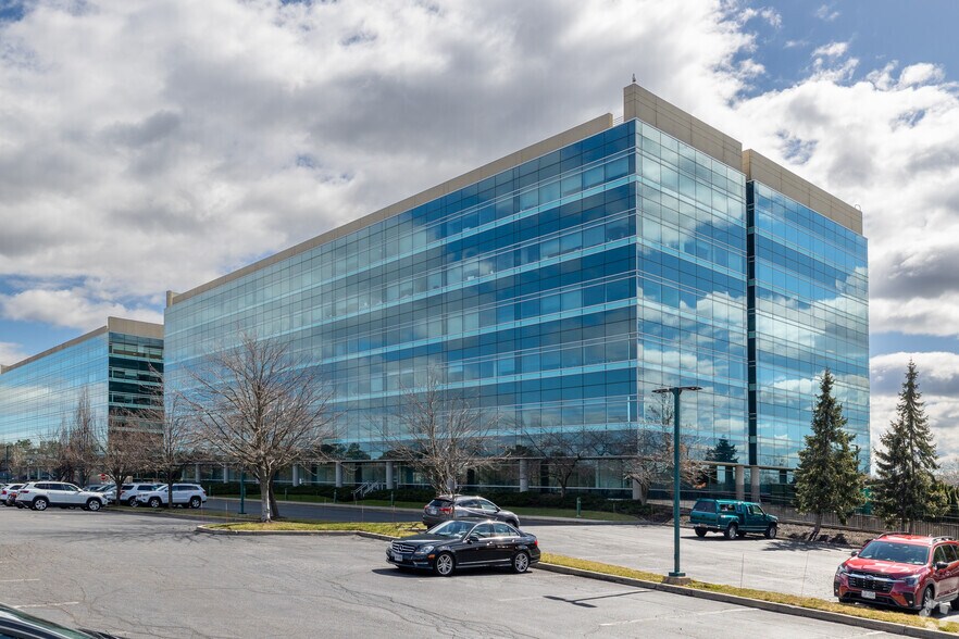 More Photos Of 100 Motor Pkwy, Hauppauge Office For Lease