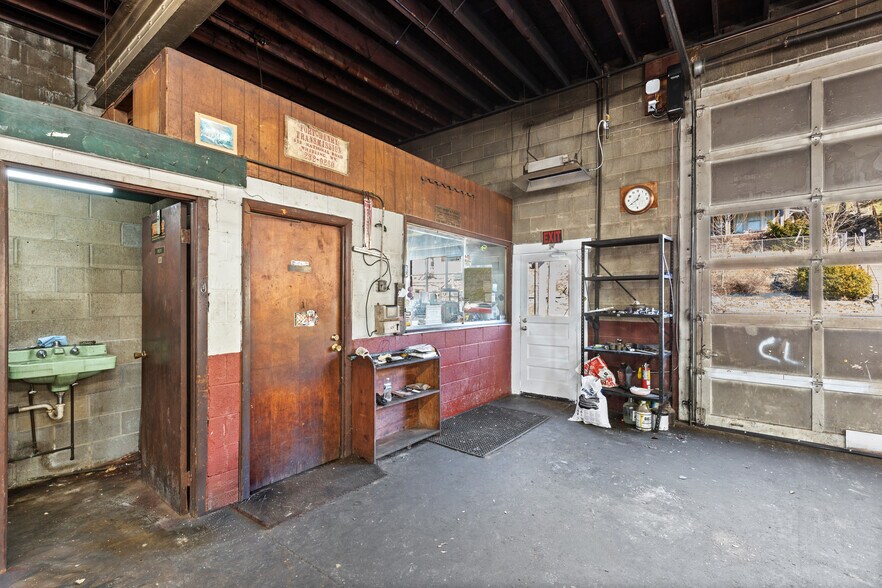 More Photos Of 512 National Rd, Wheeling Flex For Sale